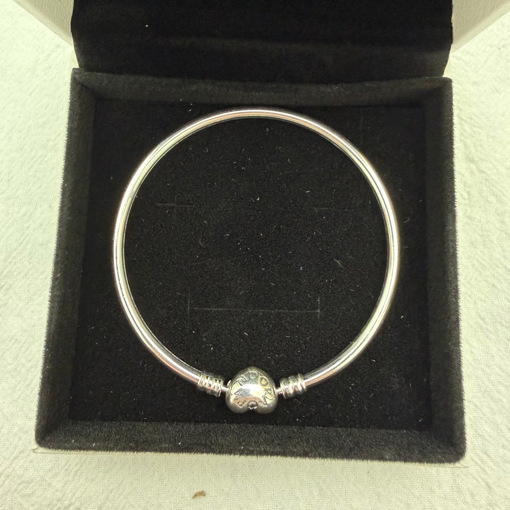Pandora Moments Heart Clasp Bangle 7.5 in - Picture 7 of 7